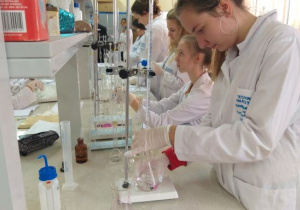 Uczniowie podczas zajęć praktycznych chemii